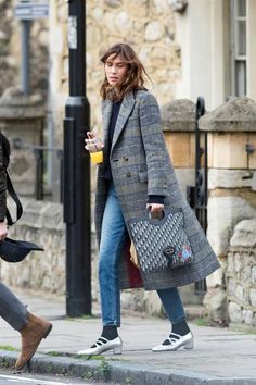 Alexa Chung Alexa Chung Style Winter, Alexa Chung Street Style, Alexa Chung Style, Looks Jeans, Casual Chique, Tokyo Fashion, Alexa Chung, Vestido Casual, 가을 패션