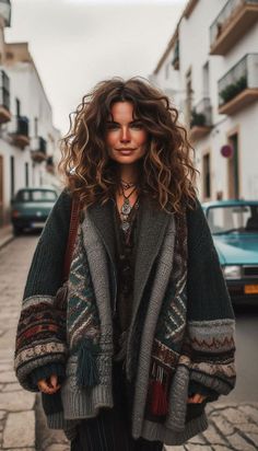 Boho Shawl Outfit, Boho Winter Aesthetic, Boho Chic Aesthetic Outfit, Curly Hair Winter Outfits, Winter Boho Outfits Cold, Winter Bohemian Outfits, Boho Style Outfits Winter, Boho Christmas Outfit, Boho Holiday Outfits