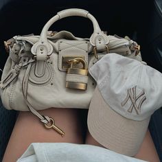 Vintage beige Chloe paddington bag and New York Yankees hat aesthetic #chloe #paddington #vintage #neutrals #neutralstyle #newyorkyankees #miumiu #prada #balenciaga Chloe Paddington Bag Aesthetic, Chloe Paddington Bag Outfit, Beige Aesthetic Clothes, Vintage Bags Aesthetic, Chloe Paddington Bag, Chloé Bag, Vintage Prada Bag, New York Yankee Hat, Hat Aesthetic