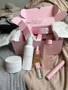 Kylie Skin Aesthetic, Kylie Cosmetics Aesthetic, Skin Routine Products, Kylie Skin Products, Pr Unboxing, Aesthetic Influencer, Pink Products, Cosmetic Company, Kylie Makeup