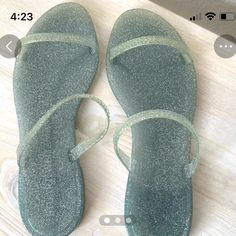 Stuart Weizmann Sandals, Size 6, New. Casual Flip Flops With Single Toe Strap For Party, Casual Party Flip Flops With Single Toe Strap, Stuart Weitzman Shoes, Stuart Weitzman, Size 6, Sandals, Green, Women Shopping, Color