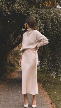 Sarah Butler, Minimal Stil, Minimalist Moda, Winter Mode Outfits, 2024 Aesthetic, Bias Cut Skirt, Rock Outfit, Mode Inspo, Fashion Fall