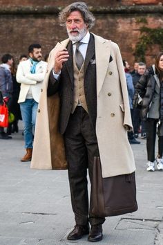 Mens Coat Fashion, Men In Coats Outfit, Man Coat Outfit, Man In Trench Coat, Vintage Coat Men, Men Coat Outfit, Coat Outfit Men, Topcoat Men, Well Dressed Man