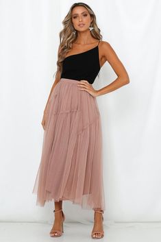 Length from waist to hem of size S: 97cm. Dark blush skirt. Lined. Cold hand wash only. Model is a standard XS and is wearing XS. True to size. Non-stretchy dotted mesh tulle overlay. Elasticised waist. No zipper. Slip-on style. Pattern placement may vary. Polyester. Daring and a little whimsical, our Another Fairytale Midi Skirt is exclusively for the gals who suffer from bouts of wanderlust! This floaty design boasts a delicate sheer tulle overlay cut with falling asymmetric ruffles. A definit Skirt Wedding Outfit, Midi Skirt Wedding, Rok Tile, Wedding Outfit Ideas, Rok Midi, Blush Skirt, Dark Blush, Tule Rok, Gonna In Tulle