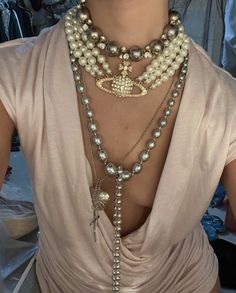 Big Necklace Aesthetic, Vivienne Westwood Aesthetic Jewelry, Dostoevsky Books, Red Cherry Nails, Pearl Necklace Aesthetic, Outfit Biker, Big Pearl Necklace, Outfit Yellow, Chunky Pearl Necklace