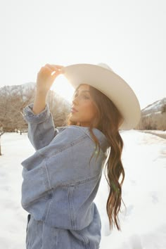 Cowgirl Photoshoot Aesthetic, Western Winter Photoshoot, Cowgirl Snow Photoshoot, Cowgirl Field Photoshoot, Cowgirl Shoot, Cow Girl Photoshoots, Sunrise Shoot, Western Pics, Winter Senior Pictures