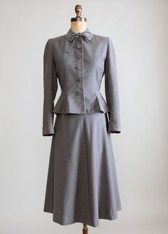 1950s Fashion Trends, Mass Outfit, Look Winter, Grey Wool Suit, Lilli Ann, Vintage Fashion 1950s, Fifties Fashion, Winter Suit, Fashion 1950s