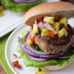 Ground Turkey Curry Burgers with Yogurt Sauce - fANNEtastic food Burgers With Pineapple, Turkey Bbq, Jerk Turkey, Pineapple Salsa Recipe, Turkey Curry, Dietitian Recipes, Ground Turkey Recipes Healthy, Jamaican Jerk Seasoning, Healthy Ground Turkey