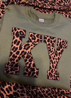 Seriously obsessed! The perfect leopard sweatshirt and great if you want to match with your mini! Please leave seller a note with your choice of state and if you'd prefer a different sweatshirt color Embroidered Applique Sweatshirt, Cheetah Hoodie, Embroidery Items, Monogram Pullover, Simple Sweatshirt, Applique Sweatshirt, Shirt Dress Outfit, Fav Color, Womens Sweatshirts