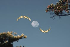 the moon is in the sky with two letters that spell out'ooon '