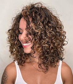 Shoulder-Grazing Rezo Cut with Flyaways Hair Looks Curly, Blonde Hair Going Grey, Rezo Cut, Curly Balayage Hair, Rock Your Hair, Highlights Curly, Different Curls, Highlights Curly Hair