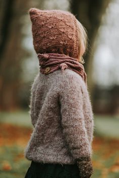 The meadow flower hat perfectly complements the collection with the popular knitting pattern. In the cold season it provides warmth to the little ones and at the same time, as it is made of cotton yarn, it is also very suitable for the warmer spring days. It is knitted from the bottom up. You form your row of holes using yarn overs and then start with the flower pattern. At the end it is sewn together using the slip stitch. Finally, knit a cord that will be threaded into your hat. All techniques Flower Knitting, Drops Baby, Hat Knitting Pattern, Needle Gauge, Pixie Hat, Flower Hat, Double Pointed Needles, Meadow Flowers, Warm Spring