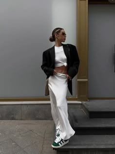 White Satin Skirt, Street Fashion Photoshoot, Satin Skirt Outfit, Casual Chique, Looks Chic, Fashion Photoshoot, Mode Inspiration