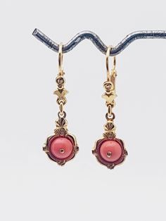 Beautiful Biedermeier earrings made of doublé Dimensions 2.9cm x 0.85cm material Double A beautiful antique piece of jewelry The earrings come from an antique jeweler's liquidation that was dissolved after decades Victorian Yellow Gold Drop Earrings, Antique Yellow Gold Drop Earrings, Victorian Dangle Earrings For Formal Occasions, Ornate Bronze Earrings, Victorian Yellow Gold Dangle Earrings, Antique Brass Drop Plug Earrings, Antique Brass Plug Drop Earrings, Antique Dangle Earrings, Antique Brass Pierced Earrings