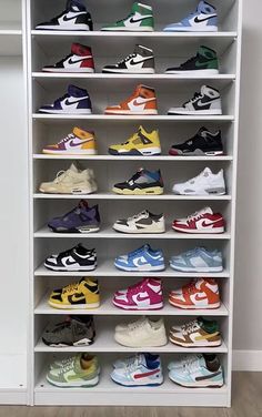 Sneaker Head Closet Women, Sneaker Floating Shelves, Ikea Sneaker Storage, Sneaker Head Room Ideas Girl, Sneaker Head Decor, Sneaker Head Room Ideas Boy, Sneaker Organization Ideas, Sneaker Closet Ideas, Sneaker Head Outfits