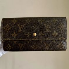 Signs Of Wear Throughout. Biggest Callout Is The Slight Tears On Both Sides Of The Wallet When You Open It. Please See Photos For Condition. This Louis Vuitton Monogram Sarah Long Wallet Is A Must-Have For Any Fashionable Woman. Crafted By The Renowned Brand, This Wallet Features A Classic Design That Exudes Elegance And Sophistication. Its Spacious Interior Provides Ample Space For All Your Essentials, While The Exterior Is Adorned With The Iconic Lv Monogram. Perfect For Any Occasion, This Wallet Is The Ideal Accessory To Complete Any Outfit. Whether You're Running Errands Or Attending A Fancy Dinner Party, This Louis Vuitton Wallet Will Add A Touch Of Glamour To Your Ensemble. Fancy Dinner Party, Wallet Vintage, Louis Vuitton Wallet, Lv Monogram, Fancy Dinner, Long Wallet, Running Errands, Louis Vuitton Monogram, Dinner Party