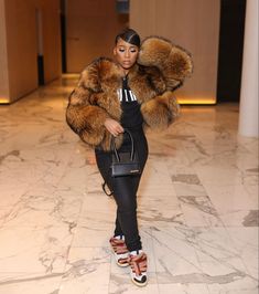 Fur Coat Outfit Black Women, Brown Fur Coat Outfit, Winter Inspo Outfits, Trench Outfit, Brown Fur Coat, Fur Outfit, Fur Coat Outfit, Cute Birthday Outfits, Pretty Girl Swag