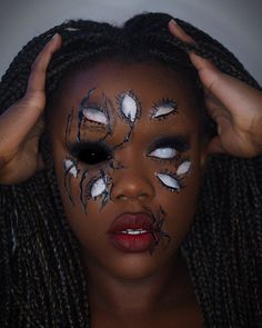 Spider, halloween makwup look with many eyes and a red lip. White contact lenses. Spider Eyes Makeup, Spider Eyes, White Contact Lenses, Spider Makeup, Halloween Makeup Look, Many Eyes, Spider Halloween, Halloween Goodies, Halloween Makeup Looks