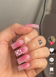 Bahamas Inspired Nails, Hibiscus Flower Nails Coffin, Nail Inspo Holiday, Ombre Holiday Nails, Summer Nails Medium, Tropical Nails Pink, Short Square Acrylic Nails Hibiscus Flower, Summer Nail Inspo Hibiscus Flower, Cruise Nails Bahamas