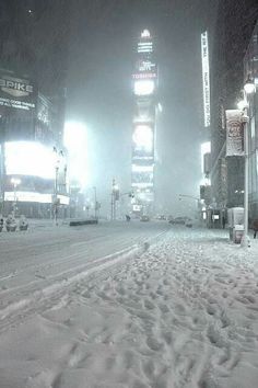 a city street covered in snow at night with the words no podemos esofizar