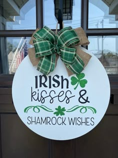 a sign that says irish kisses and shamrock wishes hangs on the front door of a store