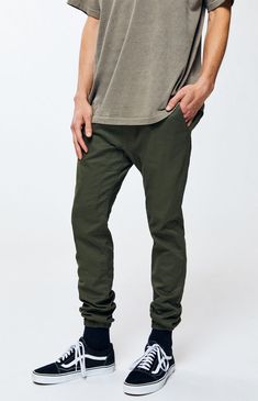 Eboy Aesthetic Outfits Men, Eboy Aesthetic Outfits, Jogger Pants Outfit, Laidback Style, Aesthetic Outfits Men, Tokyo Street Fashion, Pacsun Mens, Green Joggers, Outfits Jeans