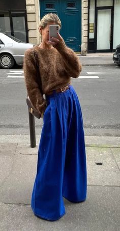 Bright Blue Pants Outfit, Bright Blue Pants, Y2k Trousers, Mocha Mousse, Y2k Women, Mode Boho, Looks Street Style, Flared Pants, Mode Inspo