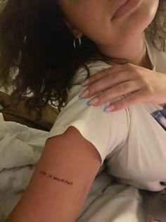 a woman with her arm wrapped around the wrist has a tattoo that reads, i'm not married