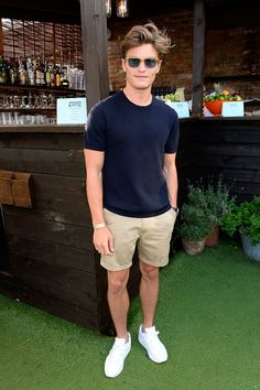 Oliver Cheshire July 2015 Outfits Playa, Most Stylish Men, White Sneakers Men, Mens Summer Outfits, Mens Casual Outfits Summer, Trendy Mens Fashion, Hipster Man, Men's Outfits, Travel Outfits