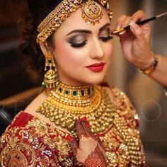 Golden Makeup, Indian Wedding Makeup, Indian Bride Makeup, Indian Wedding Bride, Bridal Makeup Images, Bridal Photography Poses, Indian Bridal Photos, Bridal Makeover, Best Bridal Makeup