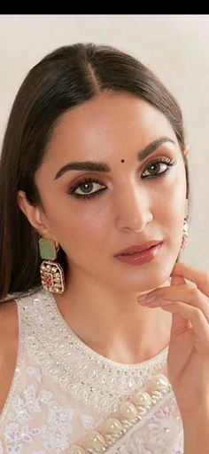 Make Up Looks Indian Skin, Natural Glam Makeup Indian, Natural Wedding Makeup Indian Skin, White Saree Bride Indian, Engagement Makeup For Bride, Alia Makeup Look, Teej Makeup Look, Natural Makeup On Indian Skin, Indian Saree Makeup Look