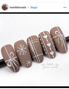 Winter Nails Inspiration Almond, Chrismast Nailart, Winter Nails Brown, Nail Art Natale, Present Nail Art, Christmas Nails Brown, Christmas Naildesign, Textured Nail Designs, Brown Christmas Nails