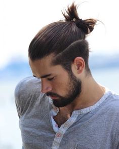 Top Knot Undercut, Man Bun Haircut, Man Bun Undercut, Man Bun Styles, Man Ponytail, Trendy We Fryzurach, Top Knot Bun, Knot Bun