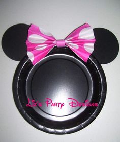 a minnie mouse party plate with a pink bow on it