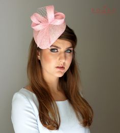 This hat is hand blocked from sinamay using traditional millinery techniques. This cocktail baby pink small hat is accented with modern bow and piece of netting. Is all handmade with the highest precision. Perfect for the elegant, extravagant and modern looking. Iis attached to silver metal headband (please inform if you prefer silver or black) You can write to me for more informations. Ready to shipped in 4-7 working days. If You want to change something please write to me. I can personalized Y Small Veil, Cocktail Rose, Romantic Veil, Blue Headpiece, Pill Box Hat, Royal Hats, Blue Fascinator, Veil Length, Hat With Bow