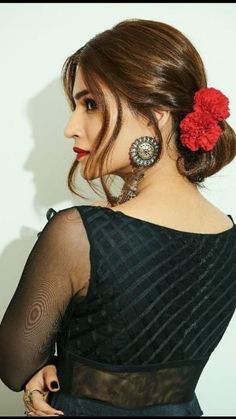 Natural trendy bun hairstyle ideas for long hairs Bun With Gajra Hairstyles Saree, Indian Messy Bun Hairstyles, Poses With Gajra In Hair, Juda Hairstyle Buns Front Look, Messy Bun With Gajra, Juda On Saree, Bun Hairstyles Saree, Messy Bun With Saree, Gajra Hairstyles Buns Saree