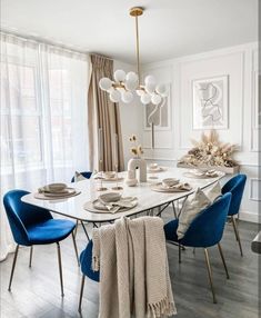 Boho dining room with elegant touch Dining Room Design Luxury, Girl Apartment Decor, Transitional Decor Bedroom, Dining Interior, Luxury Living Room Decor, Dining Room Blue, Dinning Room Design, Dining Room Style