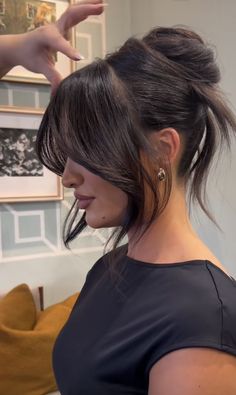 Hair Colors With Bangs Ideas, Messy Bun Face Framing, Curtain Bangs Upstyle, Hair Up With Bangs Hairstyle, Bun Hairstyle With Curtain Bangs, Bangs For Updos, Hair Pulled Back With Bangs, Messy Curtain Bangs Long Hair, Dark Hairstyles Medium