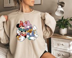 Disney Family Trip, Daisy Sweatshirt, Minnie And Daisy, Disney Attire, Disney Best Friends, Family Disney Trip, Disney Sweatshirts, Disney Family, Family Trip