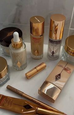 Good Setting Spray, Breaking Up With Him, Trucco Glam, Flawless Makeup Look, Charlotte Tilbury Airbrush Flawless, Urban Decay All Nighter, Makeup Bag Essentials, Make Up Inspiration, Eye Makeup Pictures