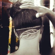 feather undercut pattern! So cute and pretty. good way to have a girly undercut for women Leaf Shaved Hair Designs, Mountain Undercut, Leaf Undercut, Undercut Patterns Women, Undershave Designs, Undercut Tattoos, Hair Tattoo Designs, Undercut Hair Designs, Undercut Designs