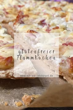 a close up of a pizza on a pan with the words glutenfreier flamhechen