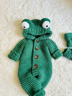 🌸This hand-knitted soft baby romper keeps your baby warm and cute. This green and frog-themed romper offers gentle touches to your baby's skin. It can be easily put on and taken off thanks to its buttoned design. This romper is a great choice for newborns, expecting mothers, baby shower events and first birthday gifts. Give your loved ones, especially new parents, a special gift they will remember for a lifetime. This cute and functional baby romper keeps your baby warm in the winter months while also looking very cute. If you are looking for a meaningful and stylish gift, this hand-knitted frog romper is perfect for you! ‼️‼️‼️‼️‼️‼️ ATTENTION PLEASE    Boots are sent along with overalls for Preemie, 0-3, 3-6, 6-9 and 9-12 months. 12-18,18-24, 2T, 3T... this age group is sent only as ove Handmade Green Yarn Knitting Pattern, Cozy Green Handmade Knitting Pattern, Handmade Cozy Green Knitting Pattern, Hand Knitted Green Knitting Pattern, Handmade Green Knit Knitting Pattern, Green Yarn Knitting Pattern, Green Crochet Knitting Pattern, Knitted Frog, Neutral Baby Clothes