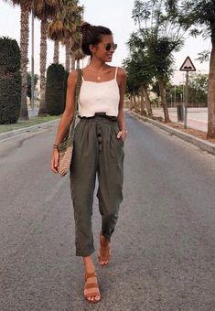 Fii Puternic, Chic Summer Style, Summer Outfits Women Over 40, Fashion Blogger Style, Outfit Trends, Green Pants, Mode Inspiration, Casual Summer Outfits