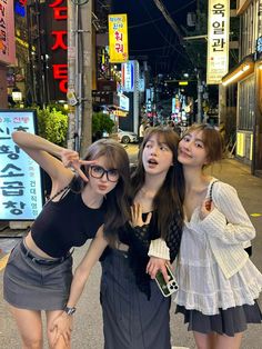 Cute Trio Poses, Instagram Selfie