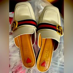 Gucci Mules Size 35.5 Luxury White Round Toe Mules, Designer White Leather Mules, Luxury White Mules With Round Toe, Designer White Slip-on Mules, Designer White Flat Heels, White Flat Mules For Formal Occasions, Luxury White Gucci Heels, Luxury White Flat Heels, Formal White Flat Mules