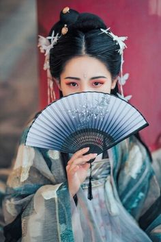 Geisha With Fan, Geisha Tattoo, Japan Painting, Geisha Art, Ballet Dance Videos, Japanese Fan, Photoshop Painting, Body Reference Poses, Stylish Photo Pose