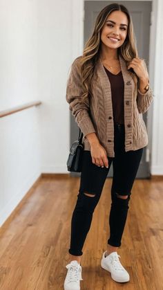 Trendy Sweaters For Women, Fall Outfits Women 30s Casual, Women’s Fall Casual Outfits 2024, Fall Business Casual Jean Outfits, Casual Manager Outfit Women, Trendy Over 40 Outfits, Casual Fall Looks 2024, Cute Fall Cardigan Outfits, Casual Work Outfits Fall Jeans