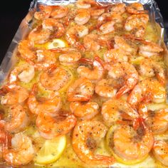 there is a large platter of shrimp and lemons on the table for sale