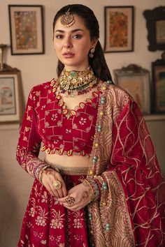 Red Lehenga Choli for Pakistani Wedding Party Latest Red Lehenga Look, Wedding Bridal Outfit, Bridal Outfit Ideas, Best Indian Wedding Dresses, Eid Fashion, Pakistani Lehenga, Lehenga Dress, Red Lehenga Choli, Golden Embroidery